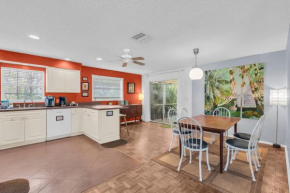 Beautiful Naples Park Cottage -Only 1 Mile to Vanderbilt Beach North